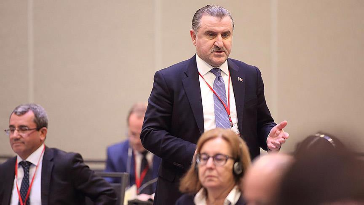 Bakan Osman Aşkın Bak, gösteri maçında parkeye çıktı