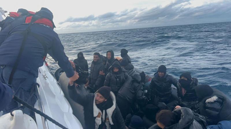 Çanakkale'de düzensiz göçmenleri taşıyan botun batması sonucu 9 kişi hayatını kaybetti Çanakkale'de düzensiz göçmenleri taşıyan botun batması sonucu 9 kişi hayatını kaybetti