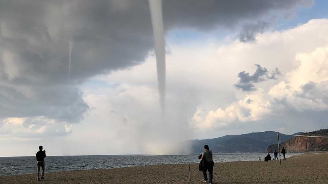 Antalya'da denizde hortum oluştu
