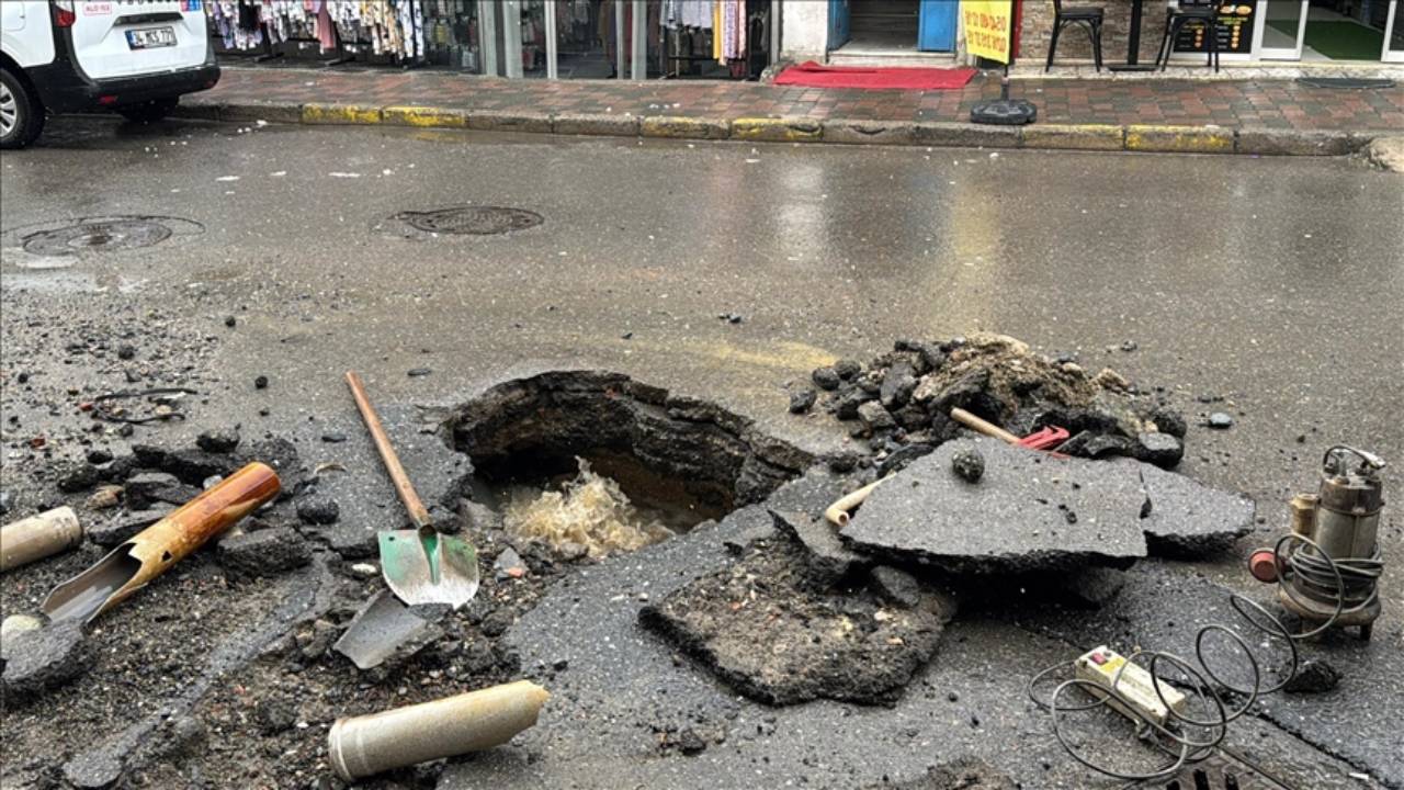 İSKİ'ye ait su borusu patladı