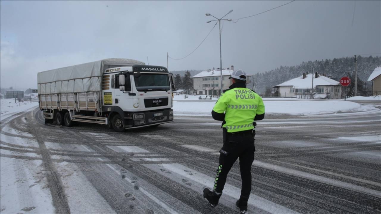 İstanbul ve Ankara dahil 6 ilde ağır taşıtlara trafik yasağı İstanbul ve Ankara dahil 6 ilde ağır taşıtlara trafik yasağı