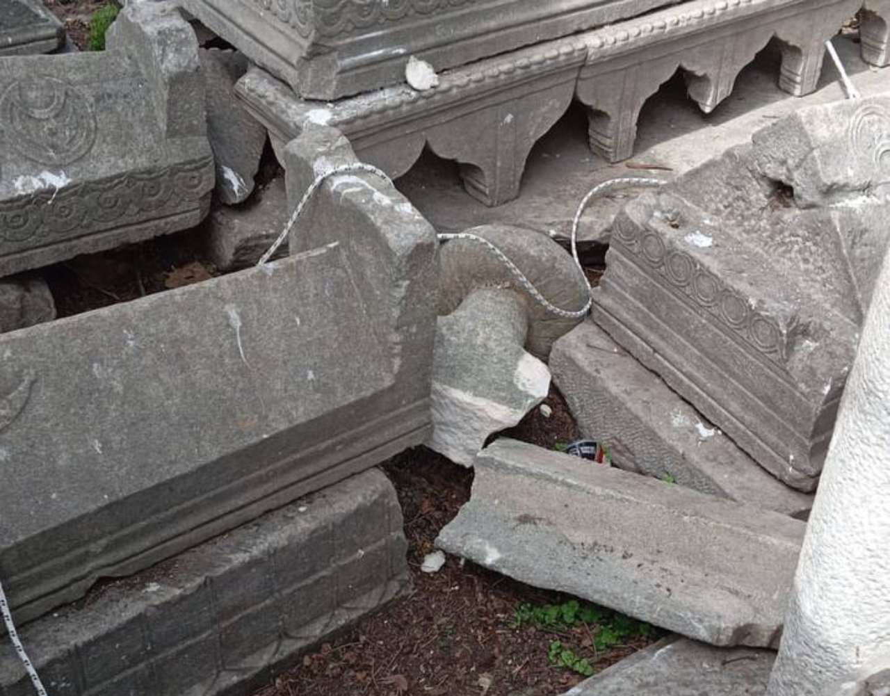 Eyleminiz batsın! Tarihi mezar taşlarını kırdılar