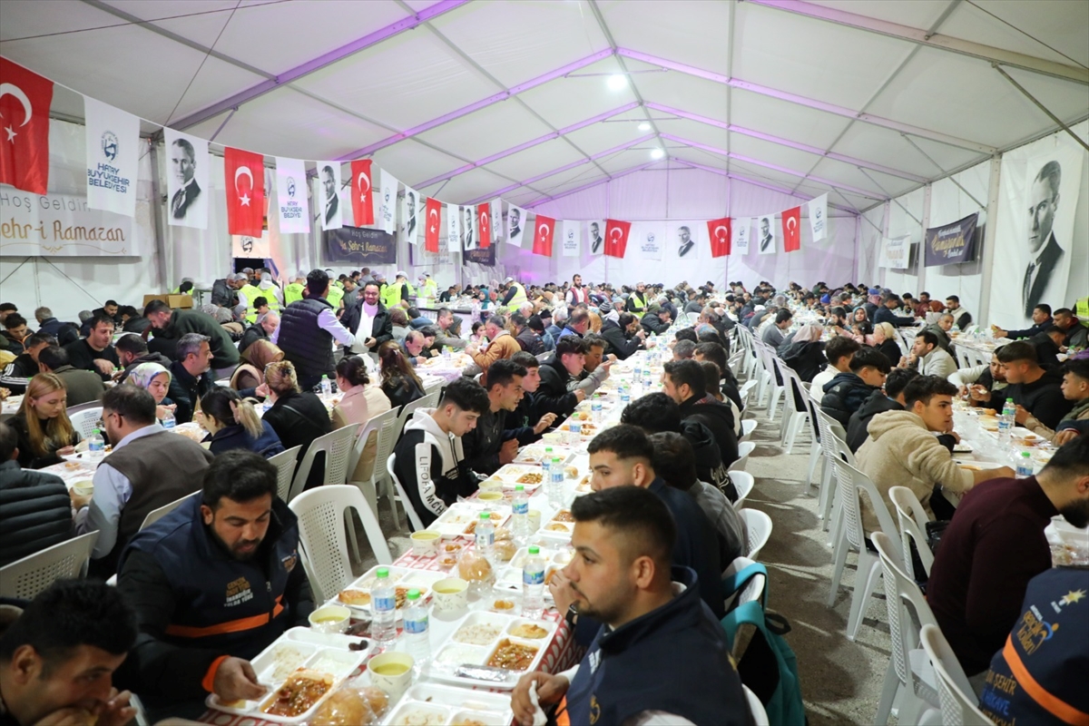 Depremzedeler "Bu sofrada kardeşlik, ramazanda bereket var" sloganıyla iftarda buluşturuluyor
