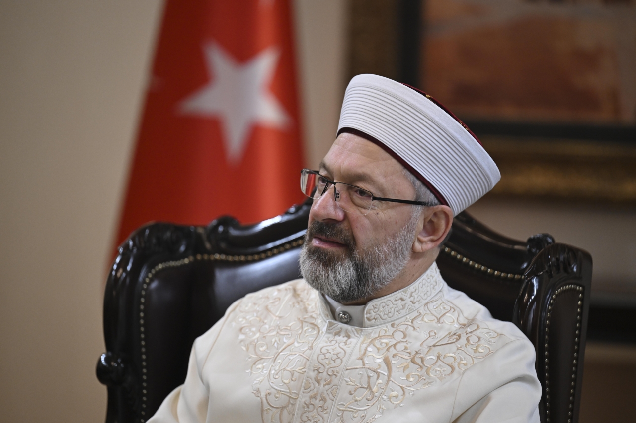 Diyanet İşleri Başkanı Erbaş, İspanya'dan at sırtında hac yolculuğuna çıkan hacı adayları ile görüştü