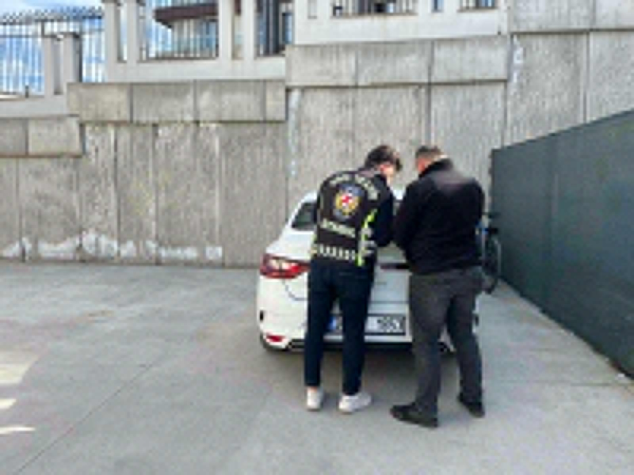 Esenyurt'ta trafiği tehlikeye düşüren tır sürücüsüne para cezası