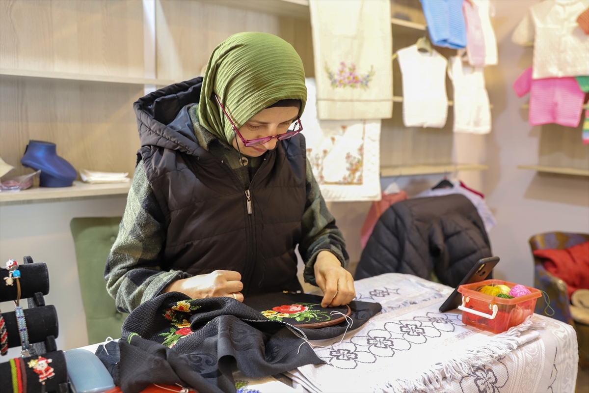 Tek eliyle işlediği ürünlerin satışıyla ailesinin geçimine katkı sağlıyor