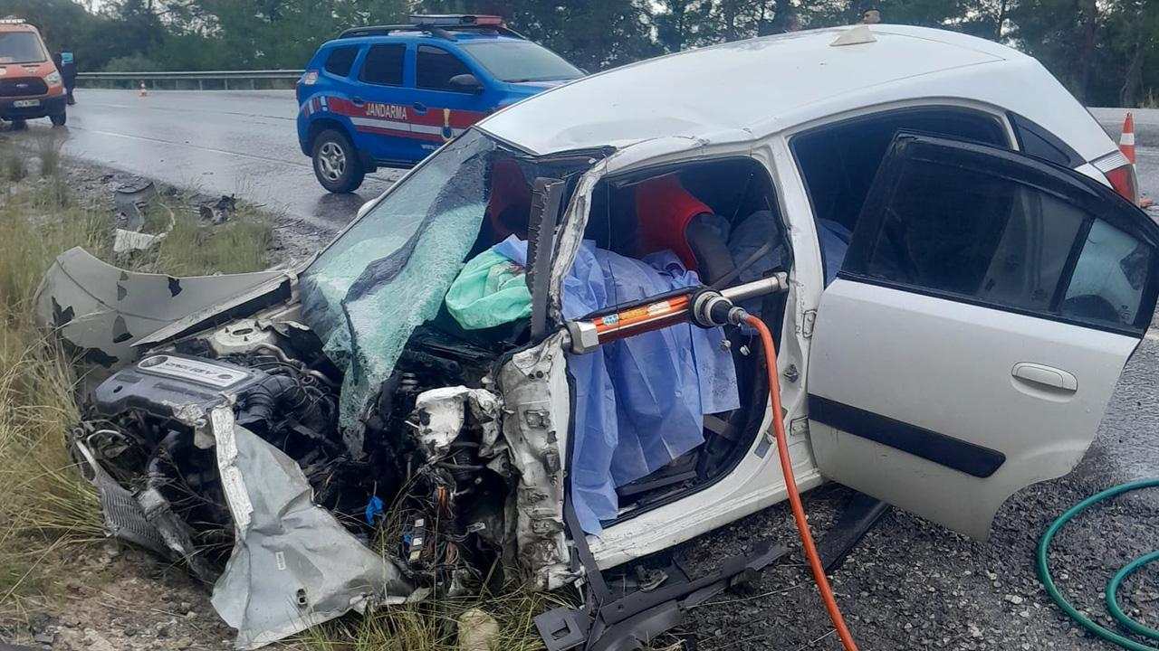 Yolcu otobüsü ile otomobil kafa kafaya çarpıştı