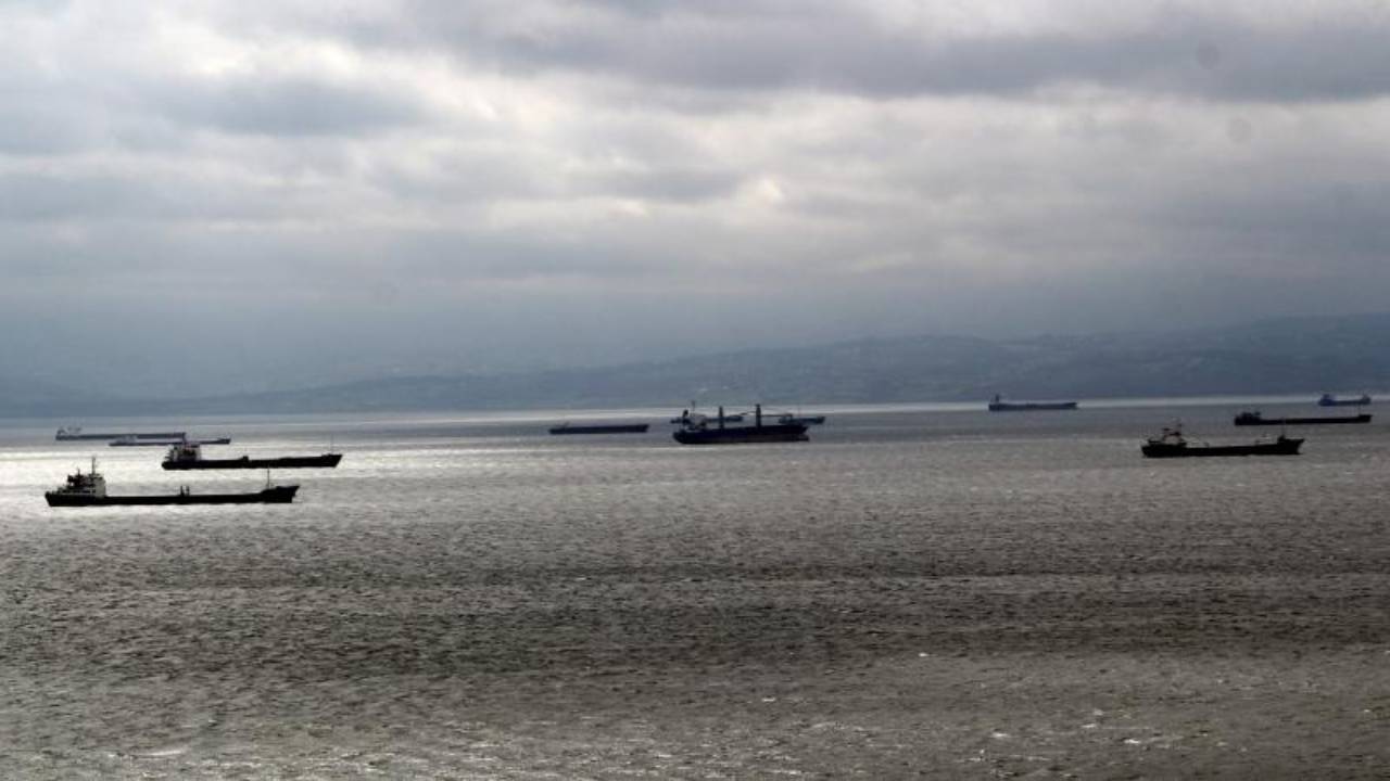 Fırtına uyarısı yapıldı, yük gemileri doğal Sinop Limanı'na sığındı