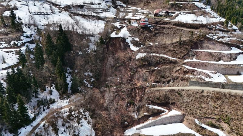 Gümüşhane-Trabzon kara yolunda heyelan meydana geldi
