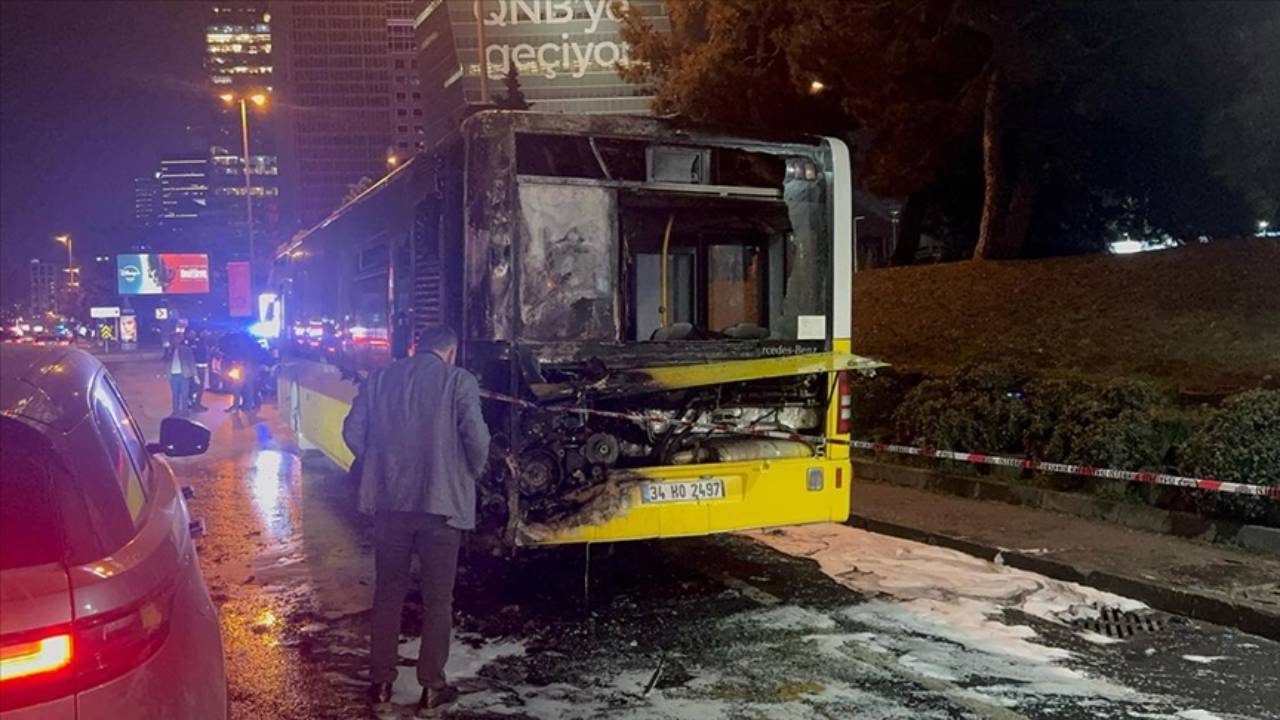 Alev alan İETT aracı kullanılamaz hale geldi