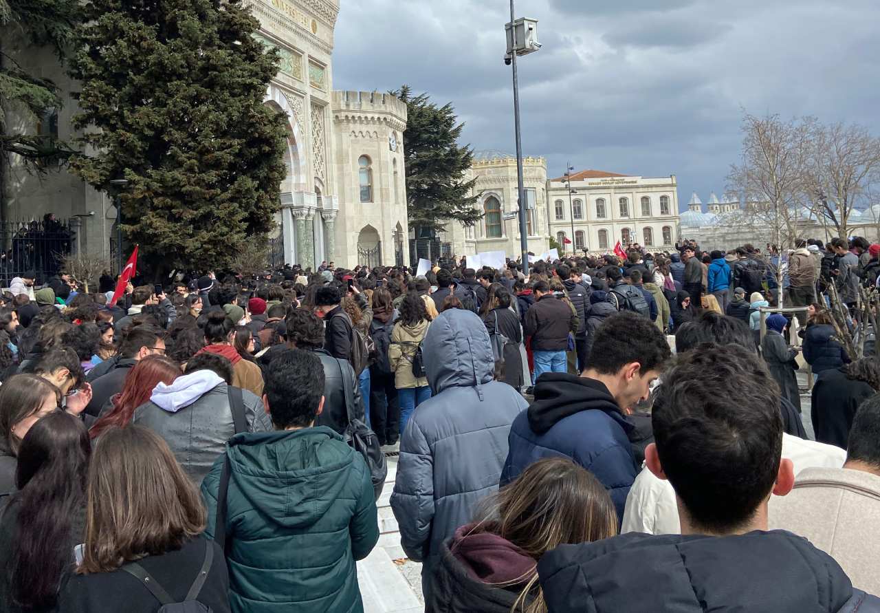 İstanbul Üniversitesi'nde İmamoğlu protestosu