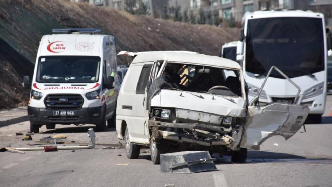 Otomobil ile hafif ticari araç çarpıştı: 1 ölü