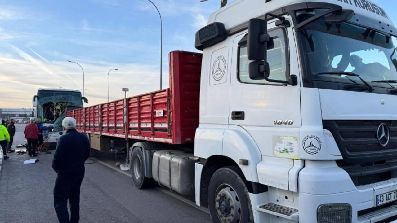 Yolcu otobüsü tıra çarptı: 14 yaralı