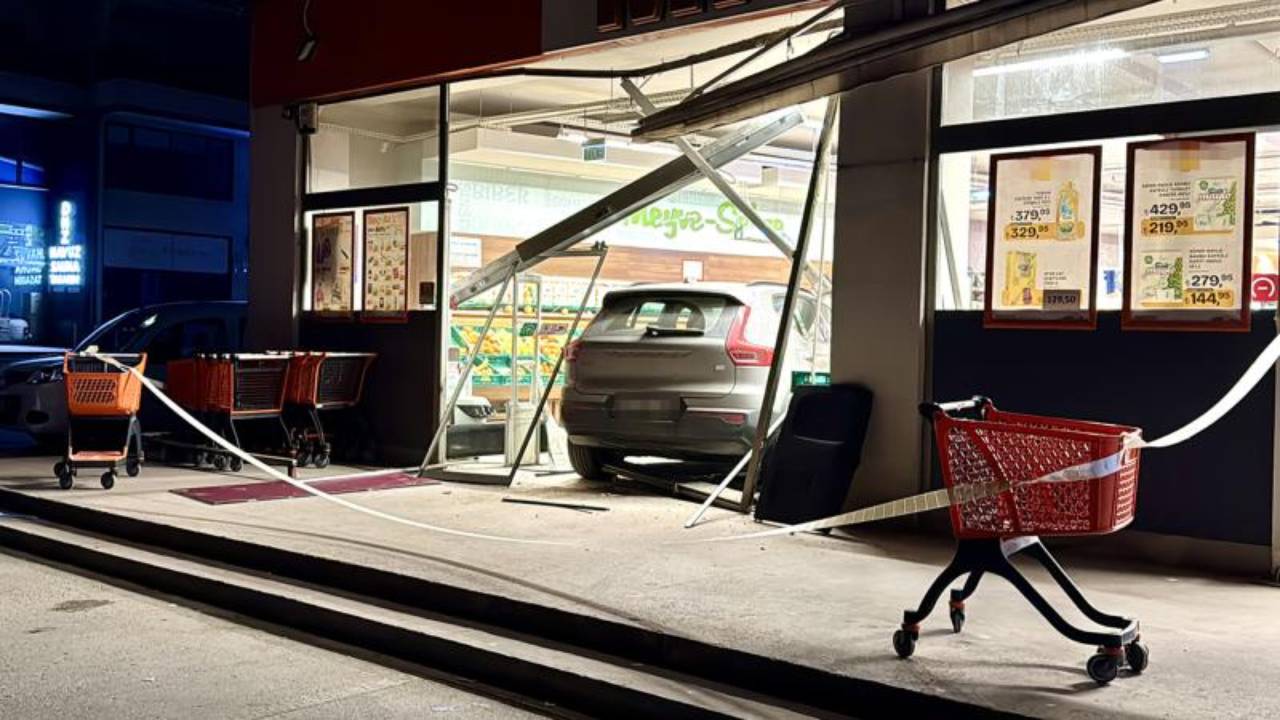 Kontrolden çıkan araç markete daldı: 2 yaralı