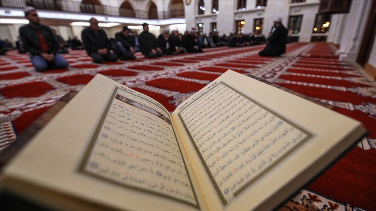Hafızlığını tamamlayan öğrenci bir günde Kur'an-ı Kerim'i hatmetti