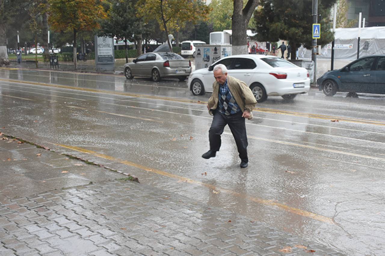 Malatya'da sağanak yağış etkili oldu