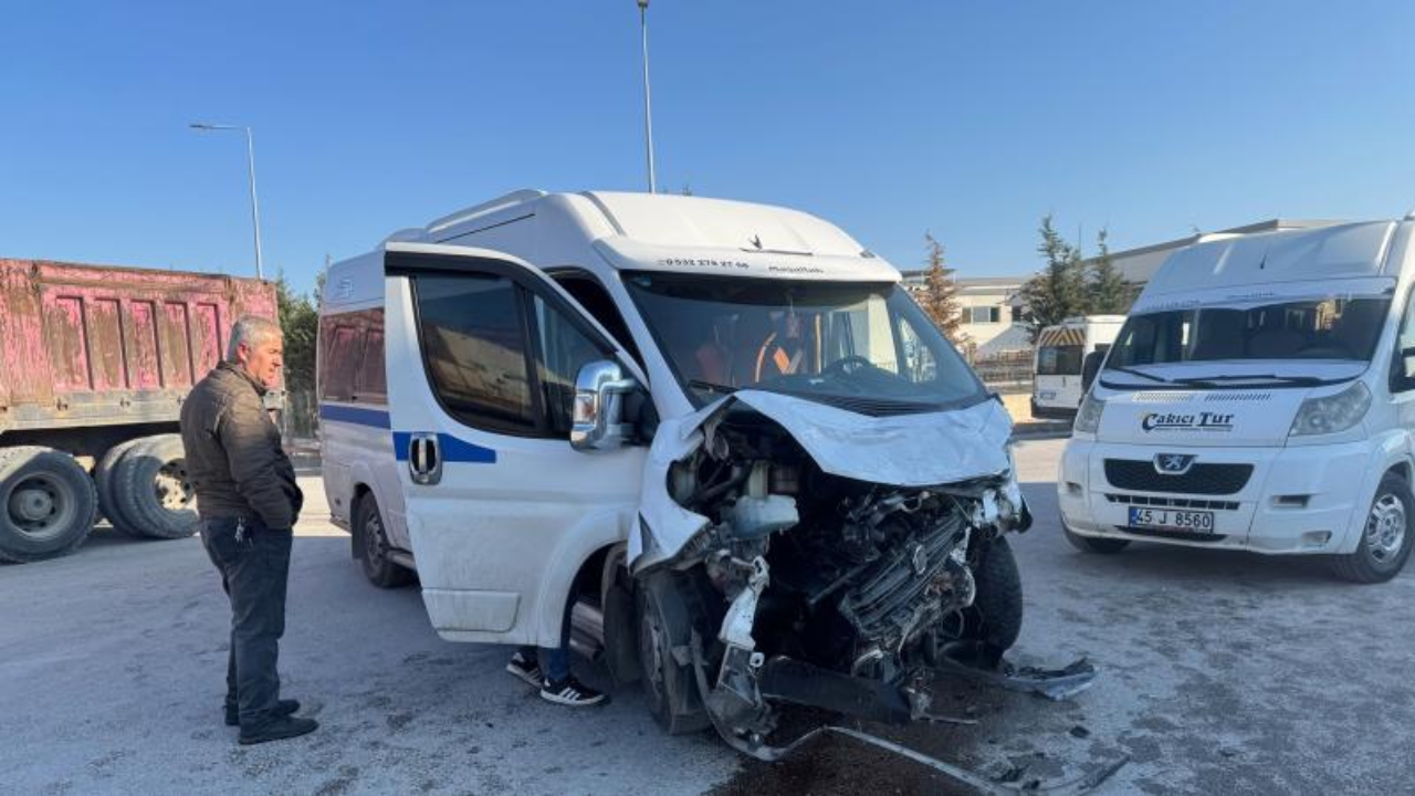 Manisa'da işçi servisleri çarpışması sonucu 19 kişi yaralandı