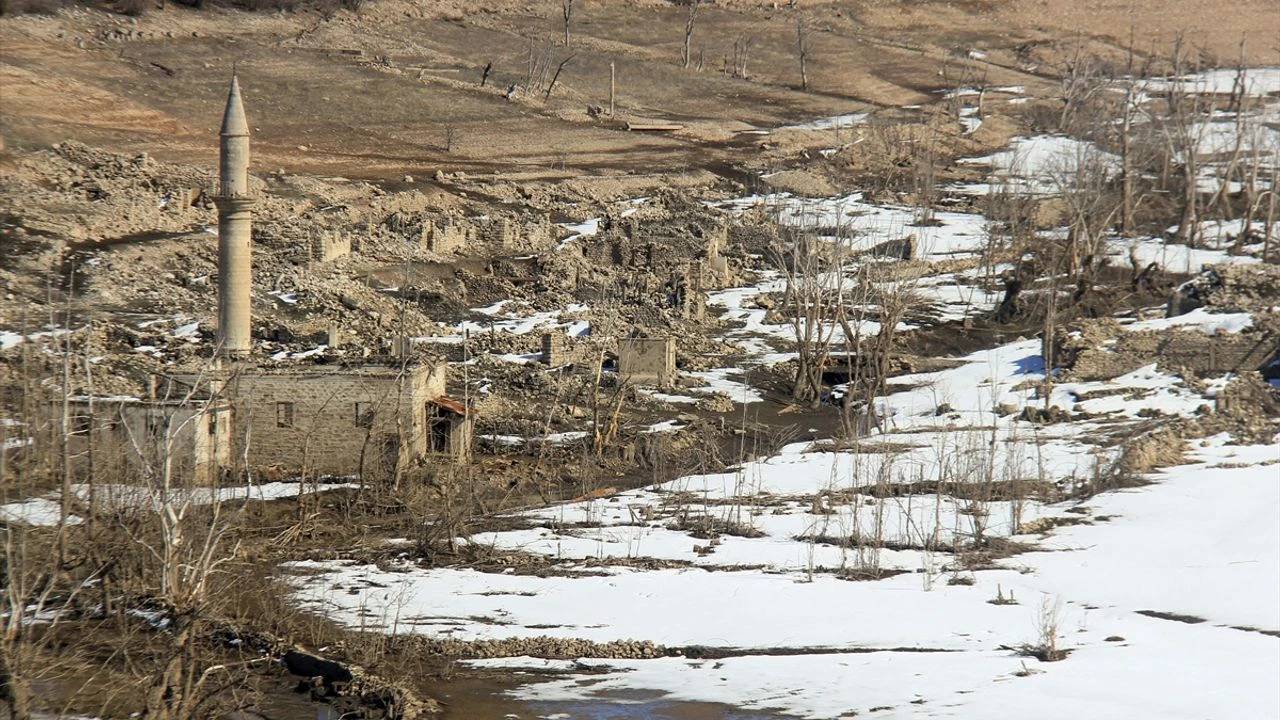 Baraj altında kalan köy sular çekilince ortaya çıktı