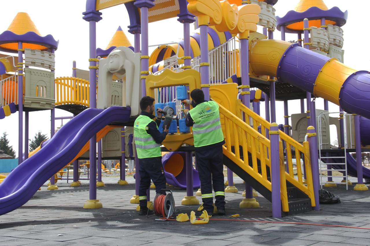 Van'da Parklar Bahar İçin Yenileniyor: Kapsamlı Bakım ve Onarım Çalışmaları Başladı