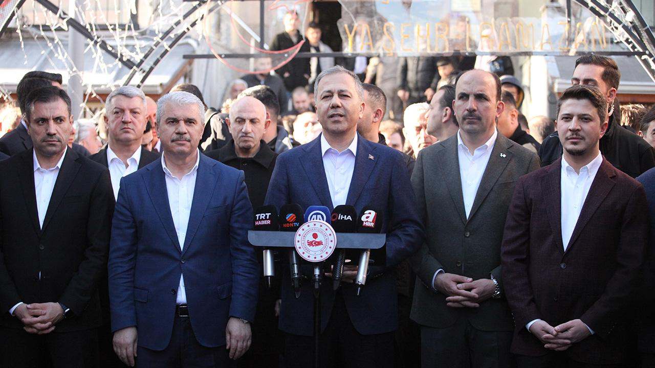 Bakan Yerlikaya bayram namazını Konya'da kıldı