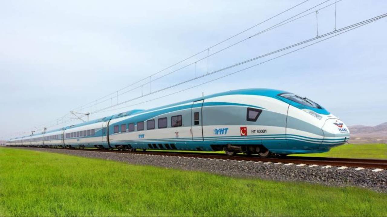 Türkiye'nin ilk hızlı treni saatte 225 kilometre hıza ulaştı