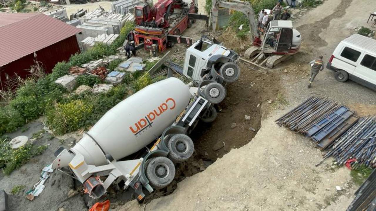 Beton mikseri çukura düştü