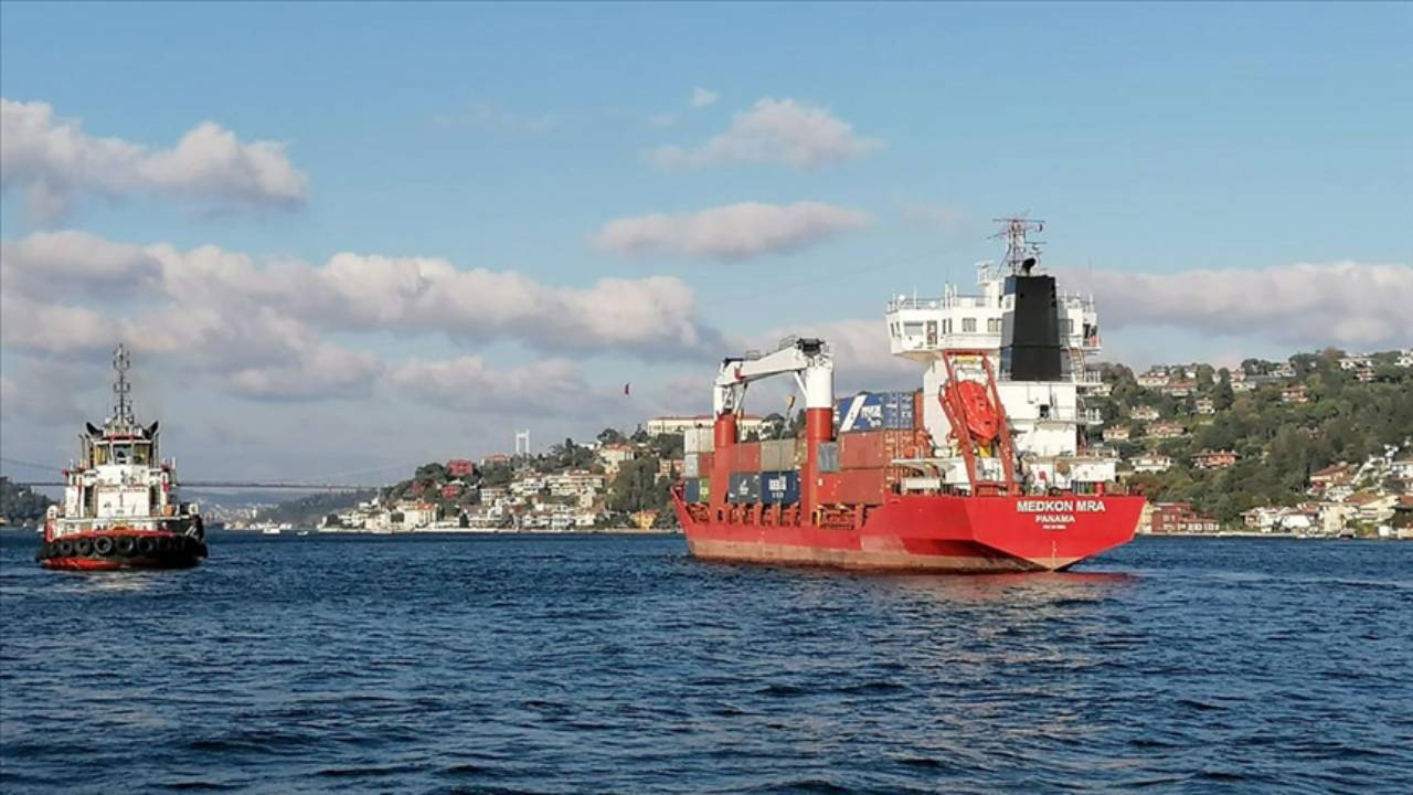 İstanbul'da yük gemisi için kurtarma çalışması