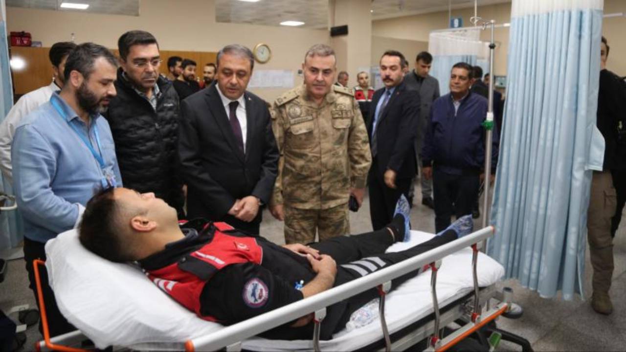 Yunus timi otomobille çarpıştı: 2 polis yaralandı