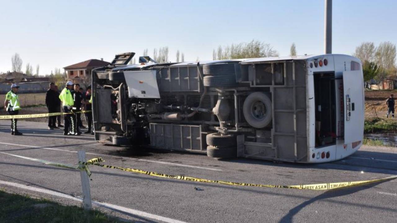Servis midibüsü ile otomobil çarpıştı: 12 yaralı