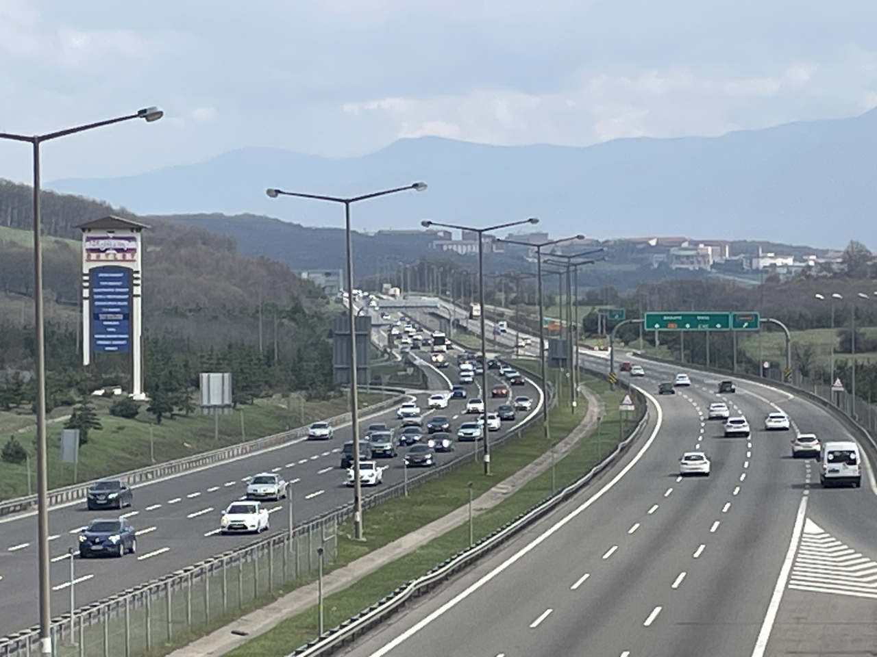 Anadolu Otoyolu Bolu kesiminde tatil dönüşü yoğunluğu yaşanıyor