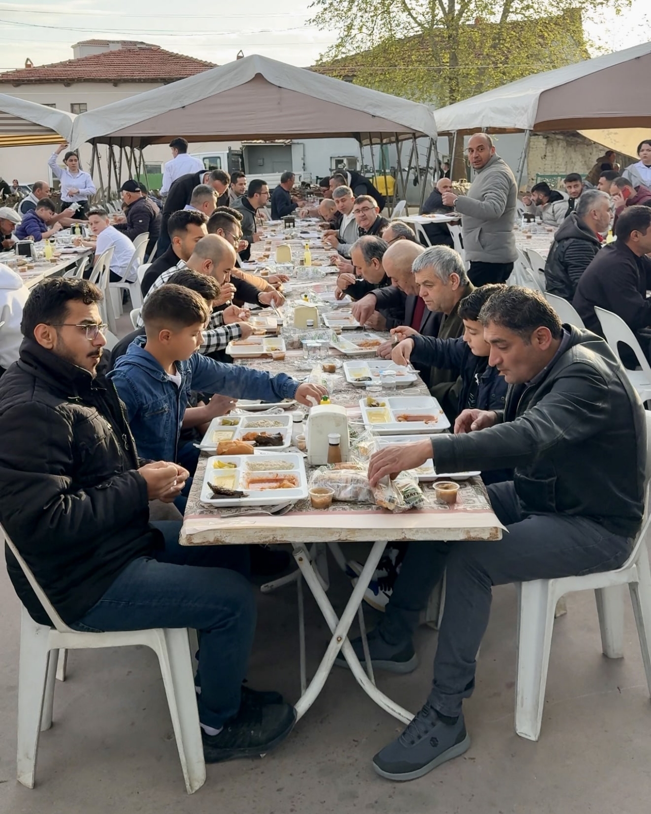 Denizli'de mahalleli imece usulü bayram yemeği geleneğini sürdürüyor