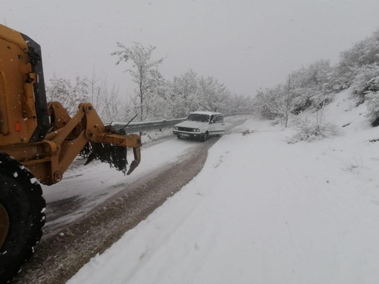 Elazığ'da karda mahsur kalan araç kurtarıldı