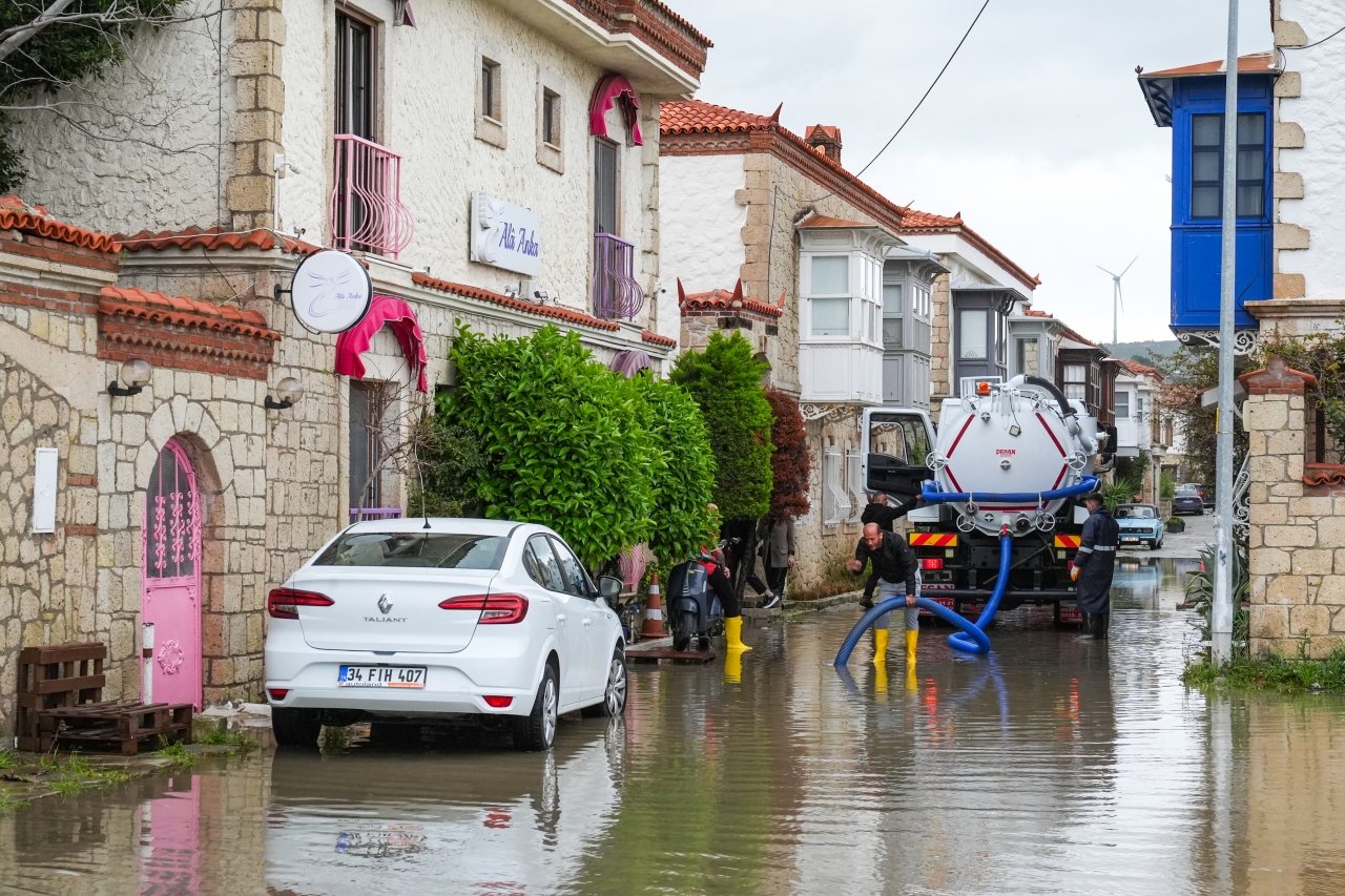 İzmir'de sağanak yağış etkili oldu