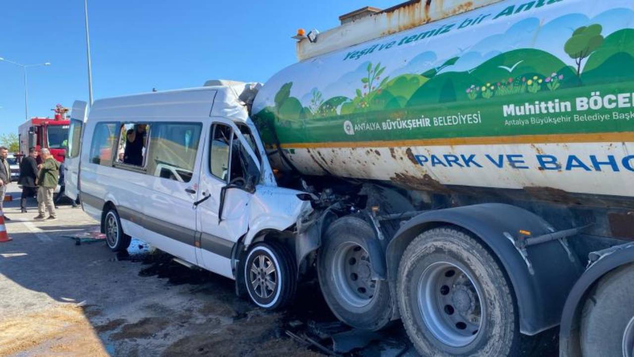 Tur minibüsü sulama tankerine çarptı: 6 yaralı