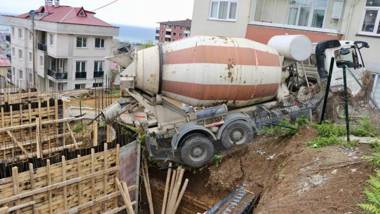 Beton mikseri inşaat ile yol arasında asılı kaldı