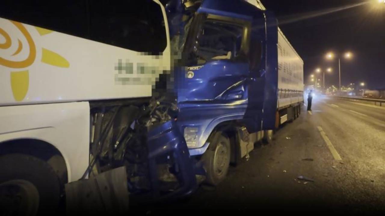 Bilecik'te tır tur otobüsüne çarptı: 13 yaralı