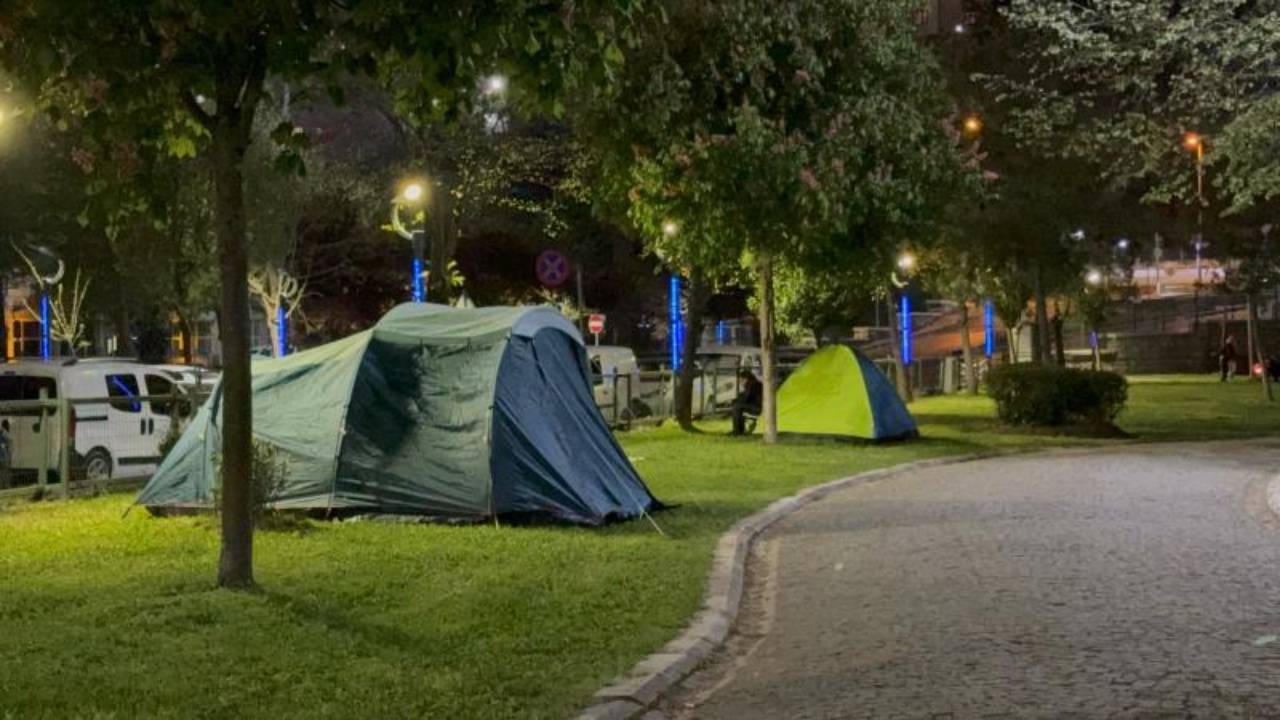 Deprem endişesi yaşayan vatandaşlar parklarda kalmayı sürdürüyor