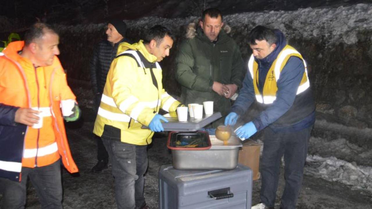 Samsun'da yolda mahsur kalanlara çorba ikram edildi