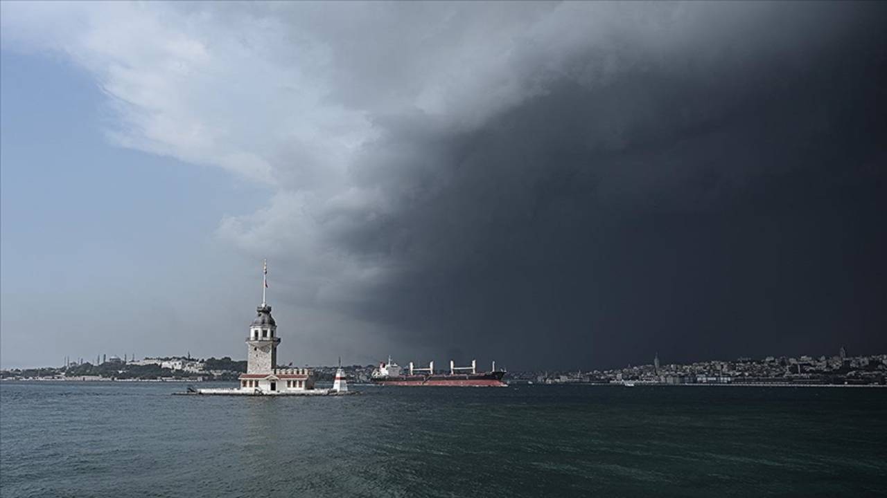 İstanbul'da fırtına alarmı: Bu saatlere dikkat!