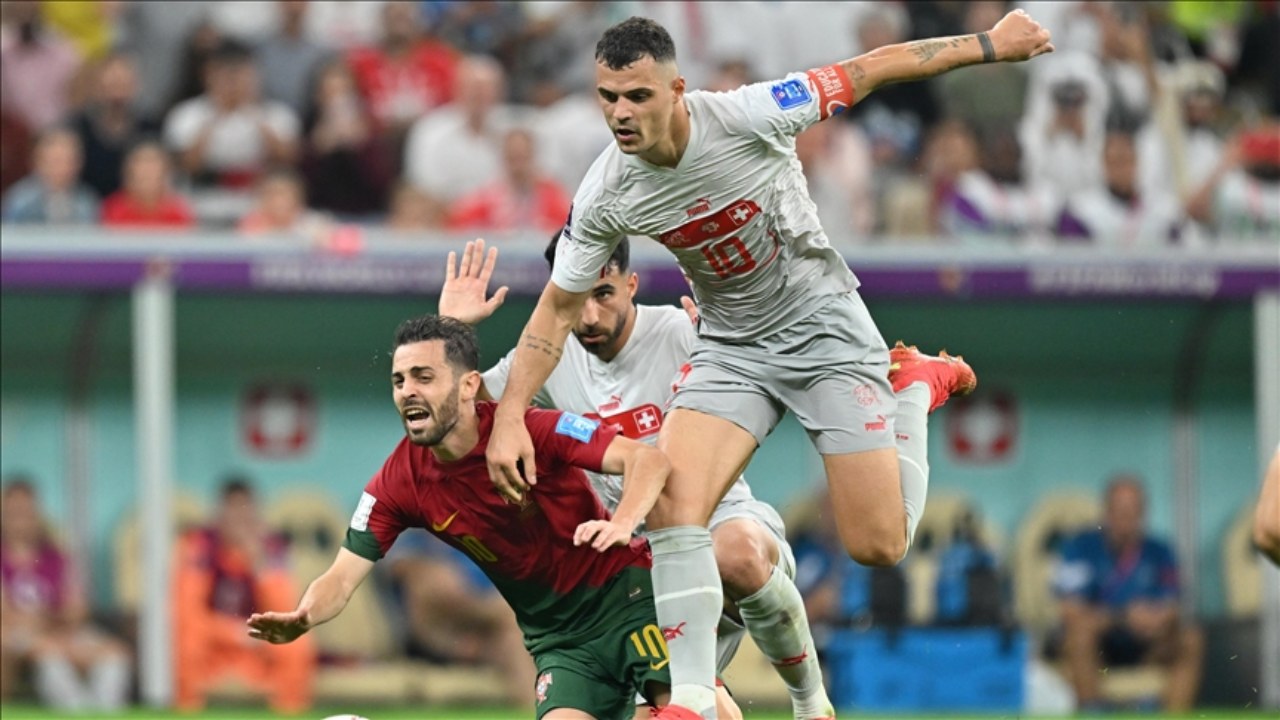Granit Xhaka Kimdir? Kaç Yaşında? Hangi Pozisyonda Oynuyor? 4 Granit Xhaka Kimdir? Granit Xhaka, İsviçre milli takımının kaptanı ve Bundesliga ekibi Bayer Leverkusen’in dinamosudur. Liderlik özellikleri, agresif orta saha karakteri ve sahadaki sorumluluk bilinciyle tanınan Granit Xhaka, modern futbolun hem teknik hem fiziksel açıdan dengeli oyuncularındandır. Granit Xhaka Kimdir?