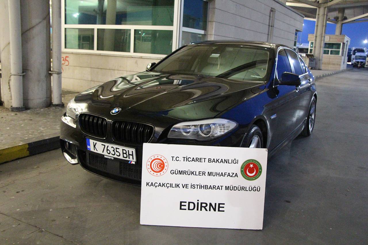 Sahte belgeyle Türkiye'ye sokulan araçlar yakalandı