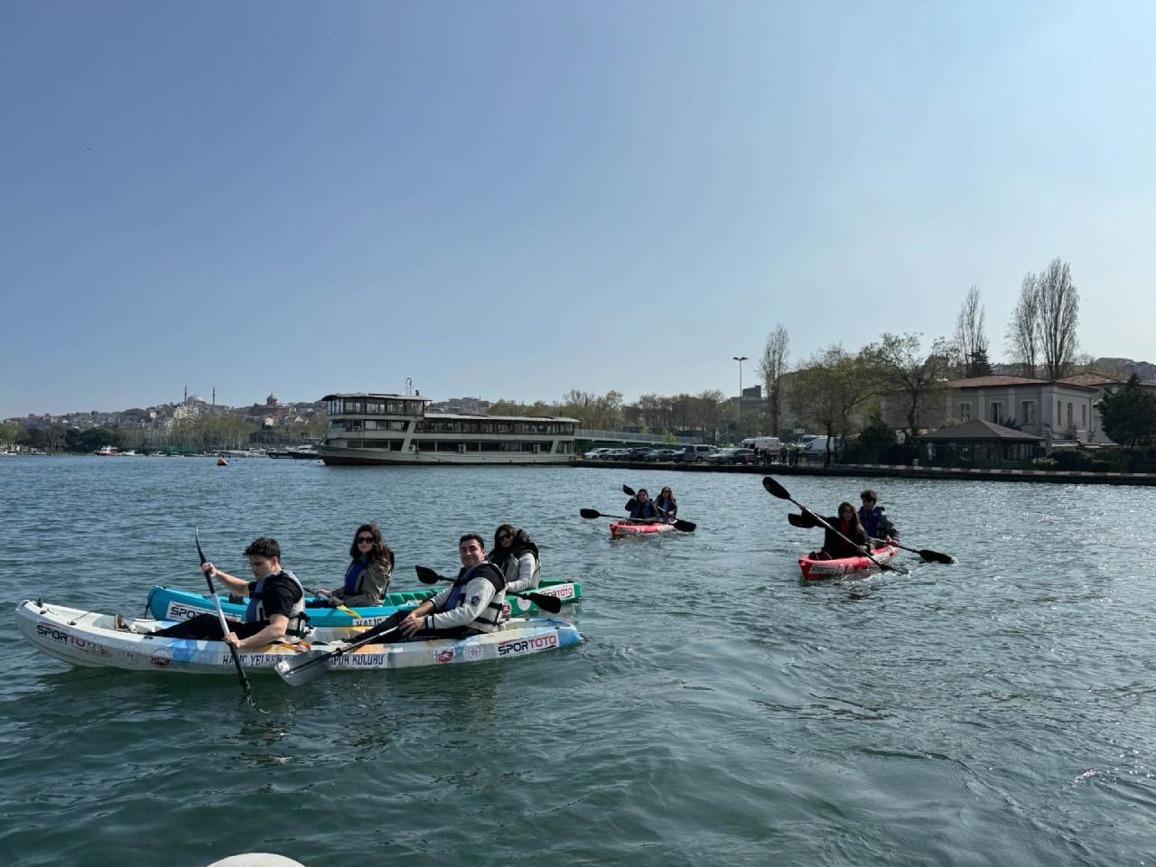 Haliç’te kano keyfi: Üniversiteliler su sporlarıyla buluştu