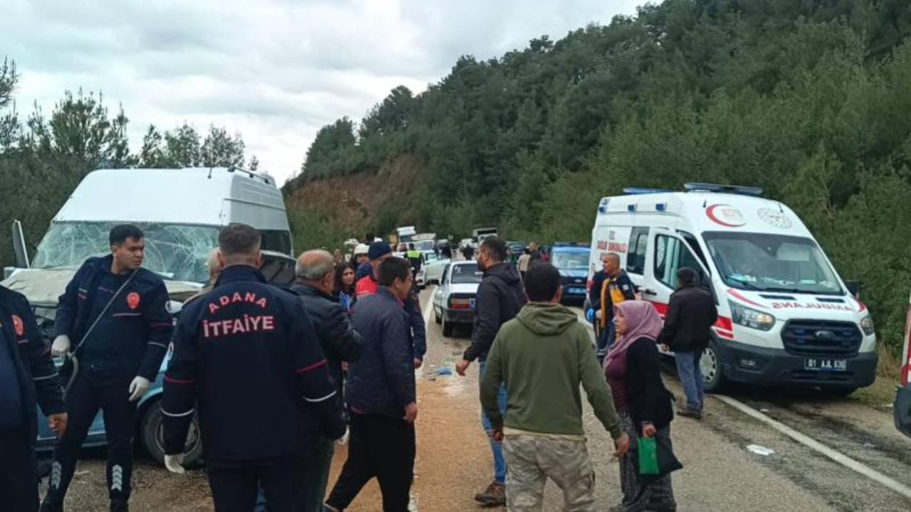 Adana'da otomobil ile minibüs çarpıştı: 5 ölü