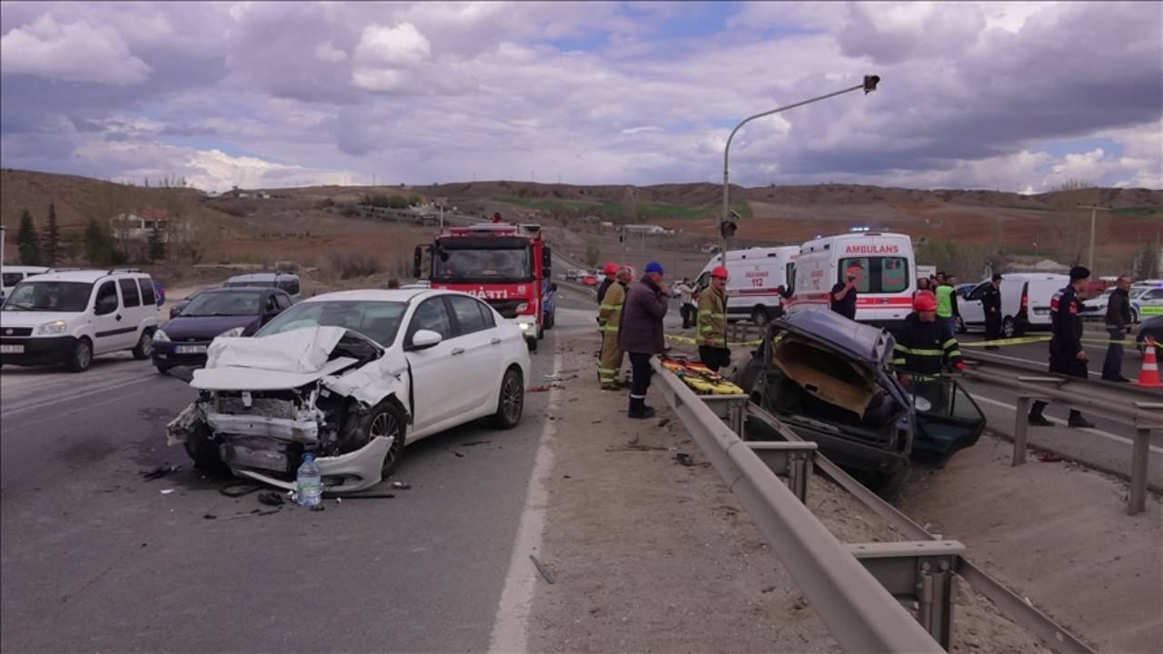 Manisa'da otomobil kazası! 4 yaralı