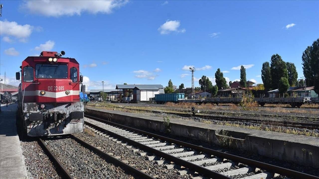 Sarıkamış'ta trenin çarptığı kişi yaralandı