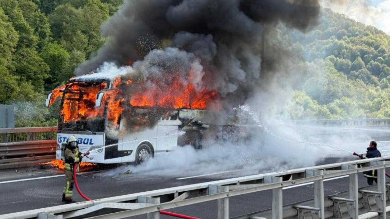 Otoyolda seyir halindeki otobüste yangın