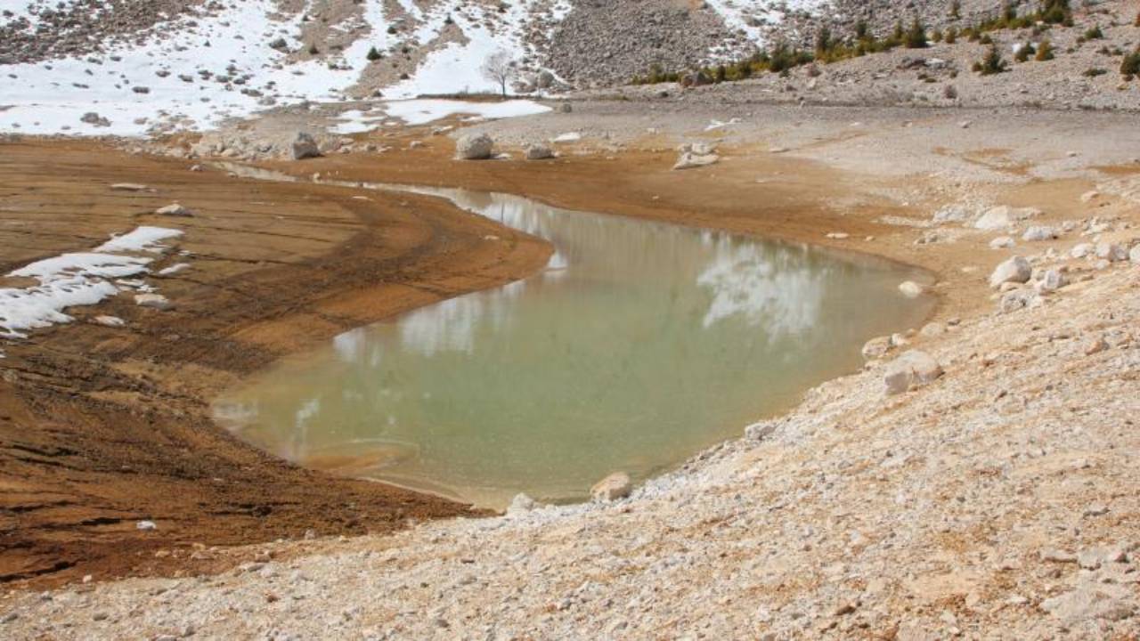 Kuraklık Yeşil Göl'ü vurdu: Suyu çekildi
