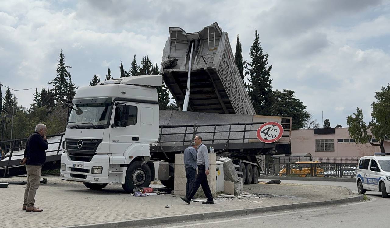 Adana'da seyir halindeki tırın açılan damperinin çarptığı üst geçit yıkıldı