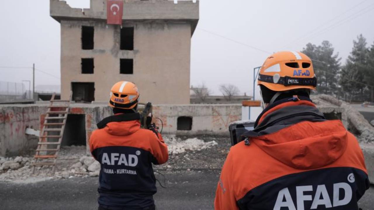 Bitlis Valisi Karakaya Ahlat'ta düzenlenen AFAD kampını ziyaret etti