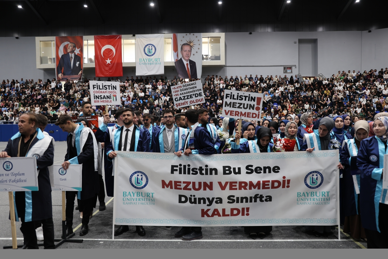 Bayburt Üniversitesi öğrencileri mezuniyet töreninde Filistin'e destek verdi